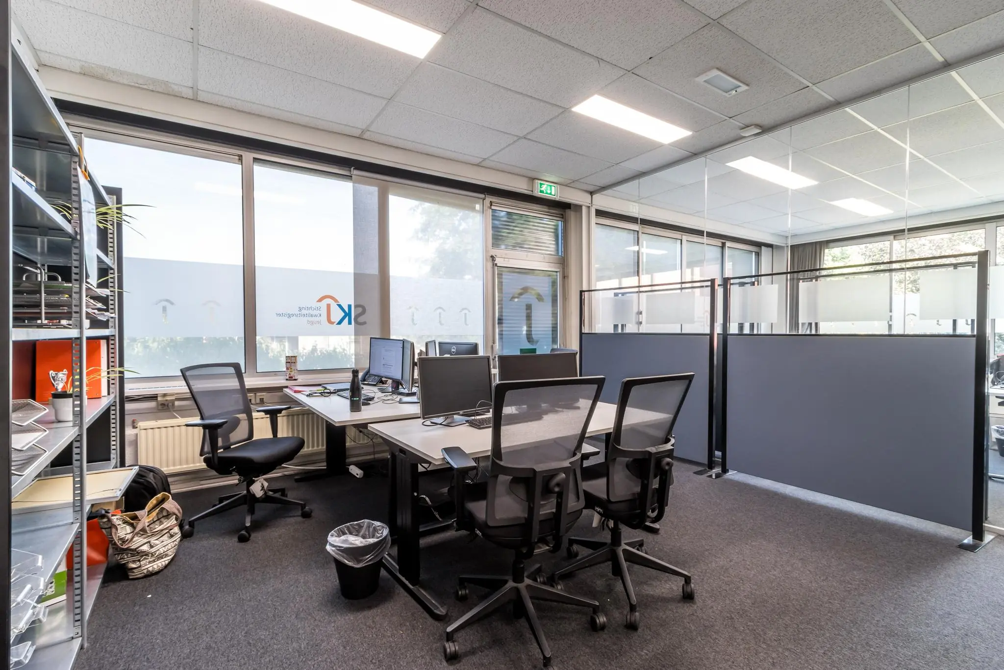 Modern ingericht kantoor met bureaus, bureaustoelen en computers aan de Jan van Eycklaan.